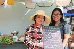 Cô gái 22 tuổi và tấm bảng 'không bán túi nylon'