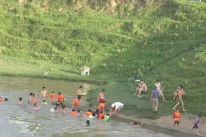 Tập bơi bên dòng sông Đào