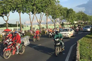 TP.HCM: Xe máy ngang nhiên chiếm làn ô tô