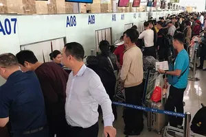 Không thể dùng ‘phí chia tay’ 5 USD đổi nụ cười cán bộ