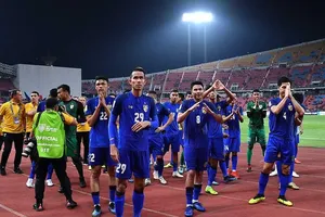 Bóng đá Thái Lan như rắn mất đầu
