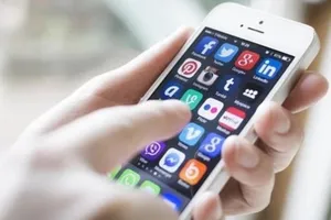 Vợ nghe lén điện thoại của chồng: Bị phạt đến 20 triệu