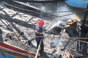 Tàu cá của ngư dân Quảng Bình bất ngờ bốc cháy tại cảng Gianh