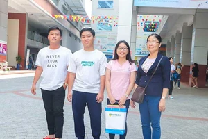 3 anh chị em sinh ba học cùng lớp, cùng đi thi THPT quốc gia