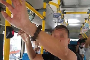 Thủ dâm trên xe buýt và khoảng trống pháp lý