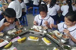 Ấm lòng từ những bữa cơm đùi gà