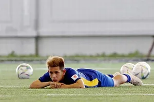 Hồng Duy rời sân bằng xe cấp cứu, thầy Park lo