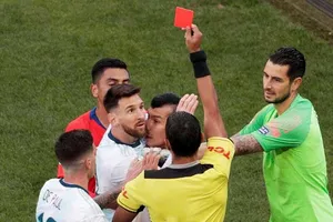 Một đêm, hai người hùng Salah, Messi suy sụp