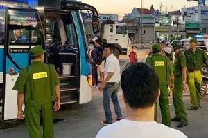 Truy bắt 2 kẻ chặn xe khách để cướp