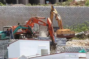 Mất 2 tháng để tháo dỡ bức tường khủng ở Nha Trang