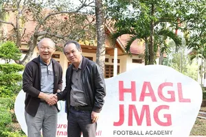 CLB 100 tỉ của bầu Đức và khao khát của thầy Park