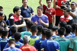 Khi Owen đến Đông Nam Á truyền bá bóng đá đường phố