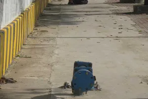 Cục sắt nguy hiểm trên vỉa hè