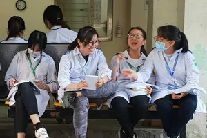 Thấp thỏm chờ điểm sàn ngành sư phạm, sức khỏe