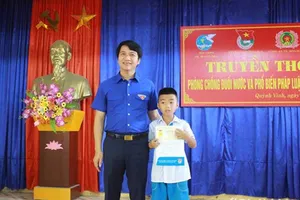 Bé lớp 5 được tặng huy hiệu ‘Tuổi trẻ dũng cảm’ 