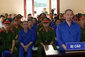 Hàng loạt cựu lãnh đạo hầu tòa vì… 1,2 tỉ đồng