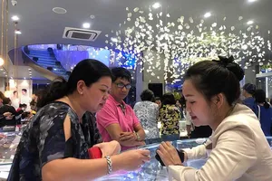 Giá vàng tăng sốc, có nên đổ tiền mua?