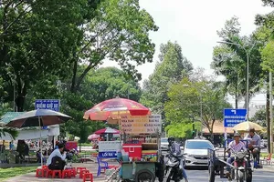 Hàng rong bao vây nhiều công viên ở TP.HCM