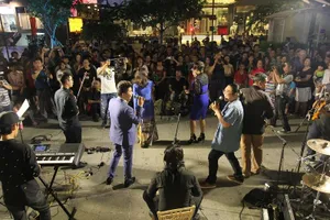 Người dân và du khách thưởng thức các chương trình biểu diễn trên phố đi bộ Nguyễn Huệ dịp cuối tuần. Ảnh: HOÀNG GIANG
