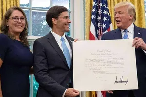 Từ nhà vận động hành lang đến ông chủ Lầu Năm Góc