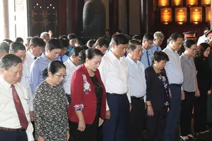 Chủ tịch Quốc hội tưởng niệm các anh hùng, liệt sĩ tại TP.HCM