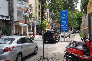 Phá sản thu phí đậu ô tô dưới lòng đường