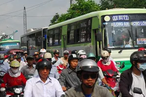 Băn khoăn mở làn đường ưu tiên cho xe buýt