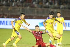Hai thẻ đỏ, 4 bàn thắng, TP.HCM và Hà Nội rượt đuổi kịch tính