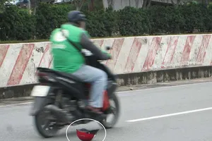 Đội mũ bảo hiểm không cài dây: Nguy hiểm khôn lường!