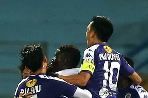 Văn Quyết đưa Hà Nội dẫn trước B. Bình Dương