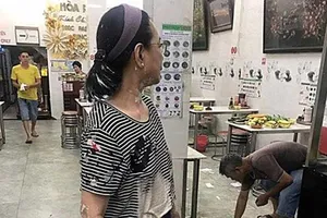 Phở Hòa Pasteur bị ném sơn, mắm tôm