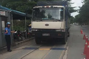 Bị phát hiện chở quá tải, tài xế cù nhầy