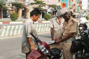 Đề xuất đặt tiền bảo lãnh thay vì để CSGT giữ xe