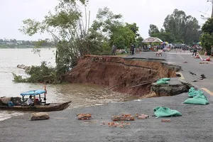 Nửa mặt đường quốc lộ 91 sạt xuống sông Hậu