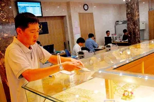 Tác động từ cú sốc đánh thuế mới của Mỹ lên vàng, USD