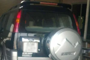 Quyết xử đến cùng người ném vỡ kính ô tô