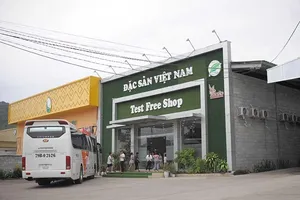 Biến trường học thành nơi phục vụ khách Trung Quốc