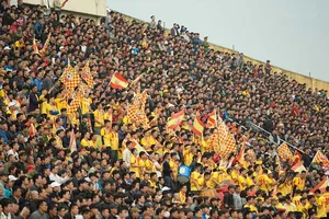 Hiện tượng ‘thượng đế’ chen nhau đến sân!