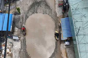 Dân Bình Chánh đi làm như đi... bơi