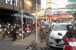 Vỉa hè bị tái chiếm, đẩy người đi bộ xuống đường