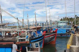 Hàng ngàn tàu cá nằm bờ vì không đủ chiều dài