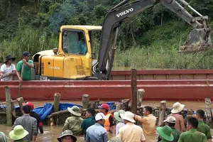 Clip hàng trăm người ngâm mình vá đê vỡ ở Đắk Lắk