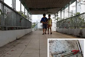 Bơm kim tiêm vương vãi trên cầu bộ hành