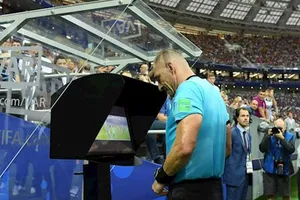 VAR: Không dễ qua mặt FIFA để ‘đánh lẻ’