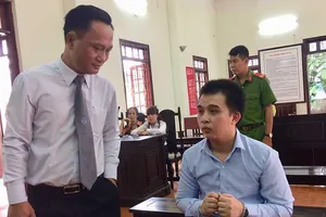 Tranh luận mũ bảo hiểm có phải là hung khí nguy hiểm