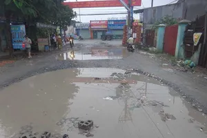 Khổ vì con đường đầy ổ voi, hố nước