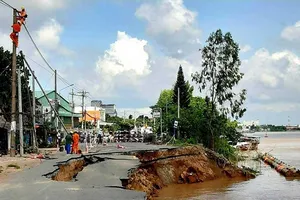 Tiền tỉ theo quốc lộ 91 trôi xuống sông Hậu