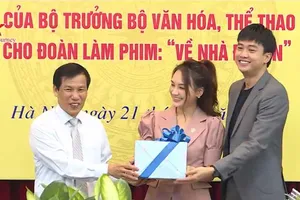 Tranh cãi quanh việc khen thưởng phim Về nhà đi con