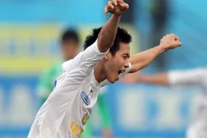 Hà Nội vào chung kết AFC Cup nhờ cú đúp của Văn Quyết