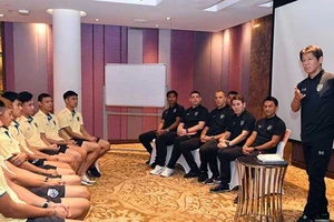 Những trợ lý đáng ngại của HLV Nishino trước trận Thái-Việt